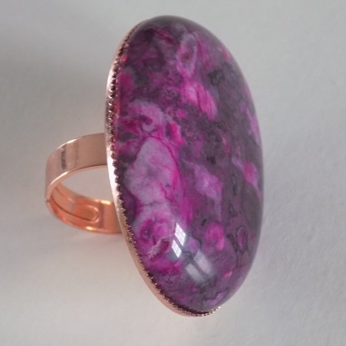 Grande bague ovale or rose cabochon pierre naturelle agate coloris violet/mauve.
