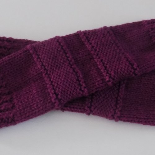 Jambières hautes bébé tricotées main , violet/prune , taille 12/24 mois.