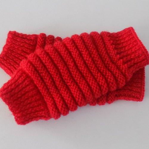 Paire de jambières guêtres rouges tricotée main bébé 3/6 mois.