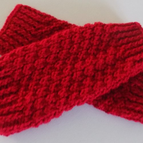 Jambières guêtres bébé tricotées main , coloris rouge , taille 6/9mois.