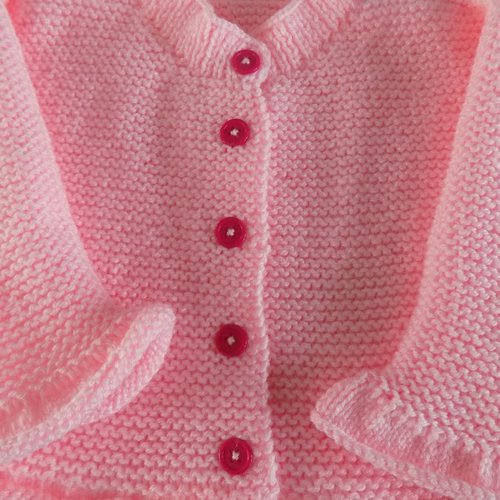 Gilet rose pour bébé tricoté main, taille 18 mois à 2 ans.