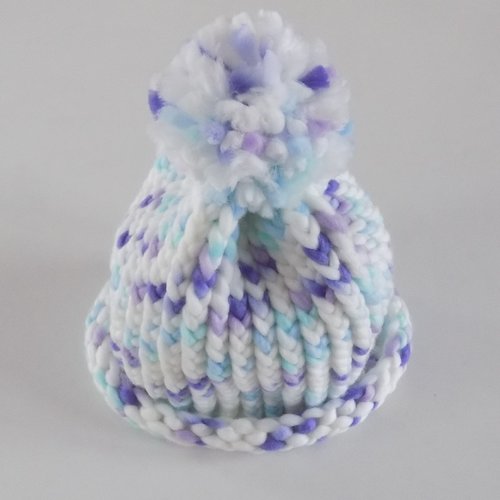 Bonnet chapeau avec pompon ,grosse laine , coloris multicolore .
