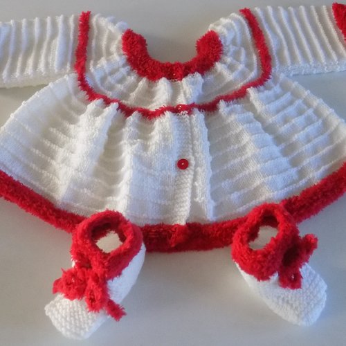 Ensemble bébé , robe et chaussons tricoté main , coloris blanc et rouge , taille 3/6 mois.