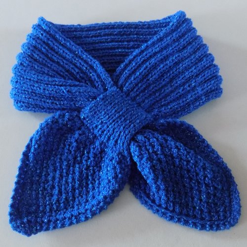 Echarpe feuille à passant tricotée main , coloris bleu brillant.