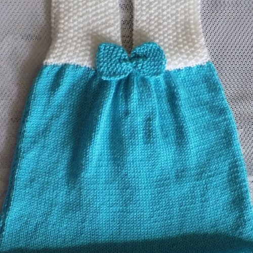 Robe bébé tricotée main , coloris blanc et turquoise , taille 6/9 mois.