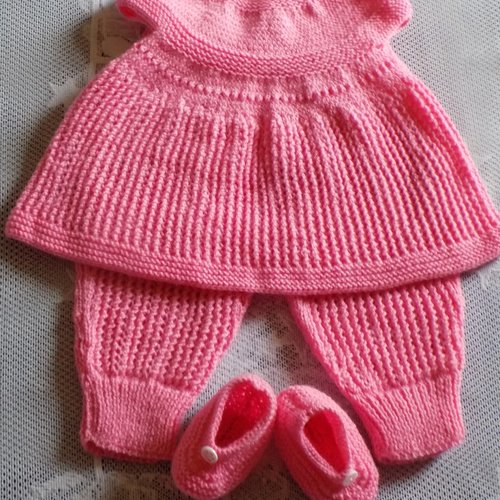 Ensemble robe et pantalon tricoté main , coloris rose , taille 3/4 mois.