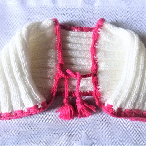 Chauffe- épaules gilet bébé, tricoté main , écru/rose ,9/10 mois.