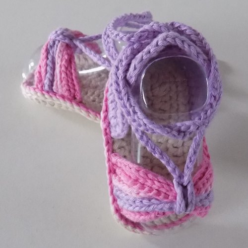 Sandales bébé crochetées main coloris mauve/rose , taille 3/6 mois.