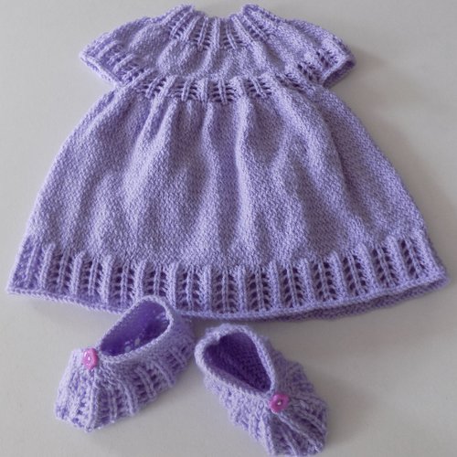 Robe et chaussons bébé tricotés main coloris mauve , prématurés , naissance.