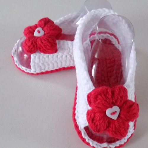 Sandales bébé crochetés main , coloris blanc/rouge ,6/9 mois.