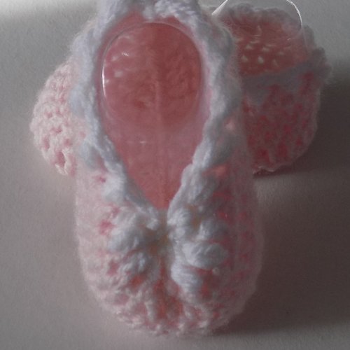 Ballerines chaussons bébé crochetés main coloris rose/blanc taille 1/3 mois.