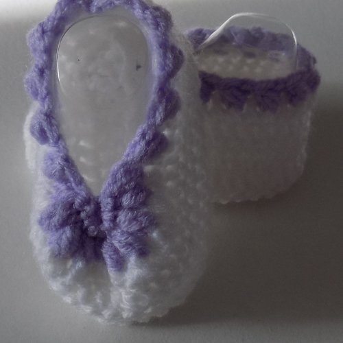 Ballerines chaussons bébé crochetés main , coloris blanc/mauve , taille 3/6 mois.