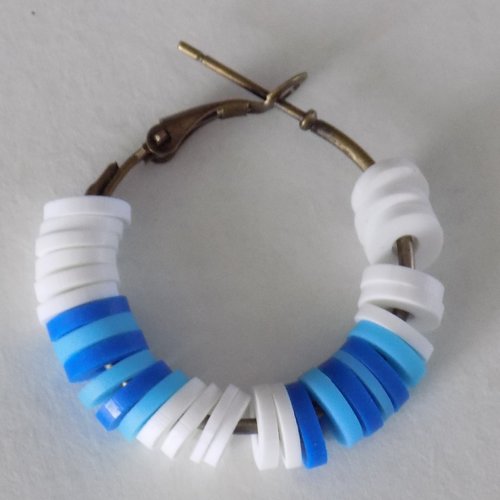 Boucles d'oreille créoles bronze , perles heishi blanc/bleu.