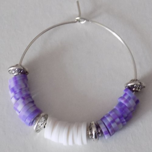 Boucles d'oreille créoles, perles heishi , perles métal , coloris argent/blanc/violet.