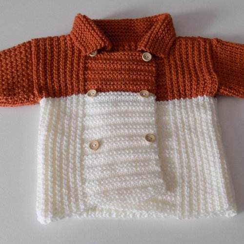 Veste gilet bébé tricoté main , coloris terre de sienne/écru , taille 9/12 mois.