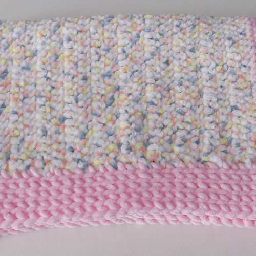Petite couverture crochetée main coloris multicolore/rose.
