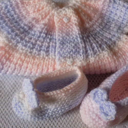 Gilet et chaussons multicolores pour bébé , taille 3/6 mois.