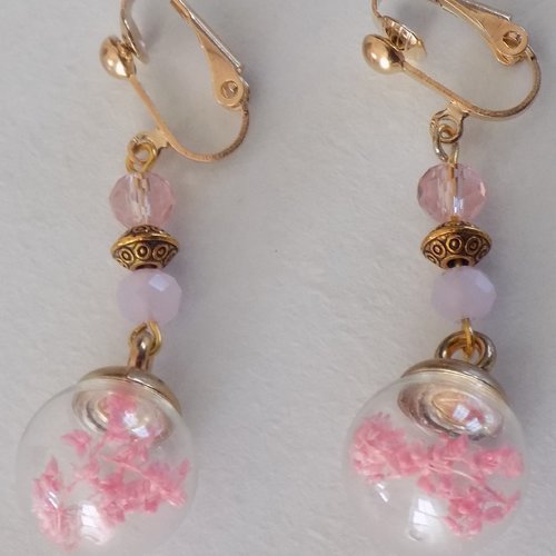Boucles d'oreille clips, globe fleurs séchées, perles , coloris or/rose.