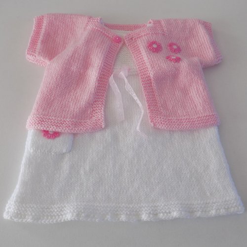 Robe et gilet pour bébé tricotés main , coloris rose et blanc , taille 3/4 mois.