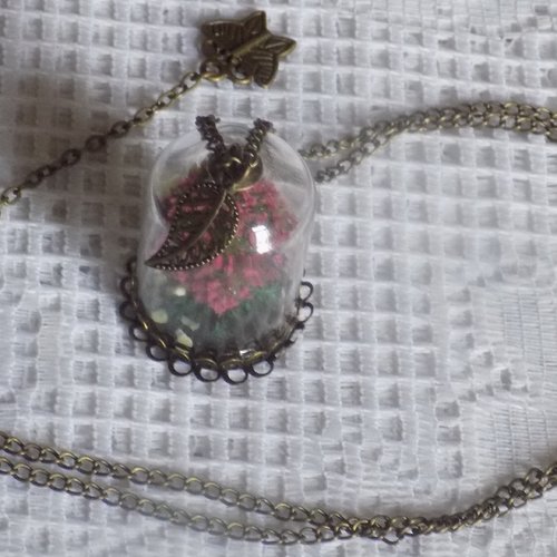 Collier pendentif dôme arbre fleurs , breloques feuille et papillon coloris bronze/rose/vert.