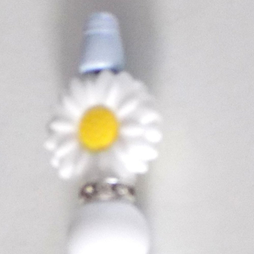 Stylo à perles , grande fleur , perles silicone , strass , coloris blanc/argent.