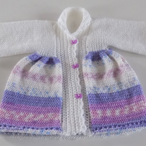 Robe bébé tricotée main , coloris blanc/multicolore , taille prémas/naissance.