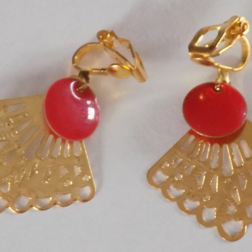 Boucles d'oreille clips , éventail , sequin rouge, coloris or/rouge.