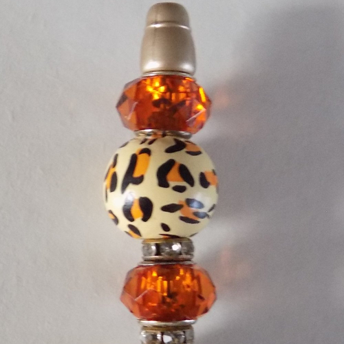 Stylos beige à perles en bois , motif léopard , perles à facettes orange et strass.