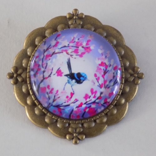 Broche ronde argent ou bronze , cabochon verre motif oiseau fleurs , coloris mauve , rose.