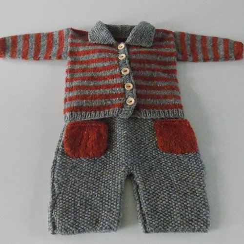 Ensemble bébé , salopette courte et gilet , gris et roux ,tricoté main , taille 3/4 mois.