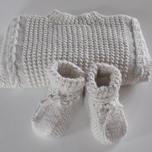 Ensemble pull et chaussons pour bébés ,tricoté main , coloris beige , taille 3/4 mois.