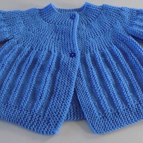 Gilet ou brassière pour bébé , tricoté main , coloris bleu , taille 1/3 mois.