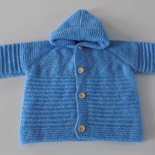 Manteau , gilet à capuche tricoté main , coloris bleu , taille 3/4 mois.