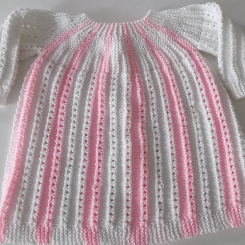 Layette , robe mi-longue bébé , tricotée main, rose/blanc, taille 0/3 mois.