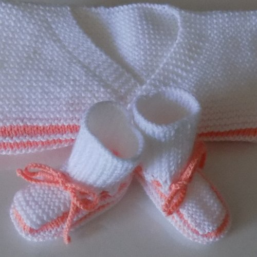 Layette , brassière et chaussons , coloris blanc/saumon, taille 0/ 3 mois.