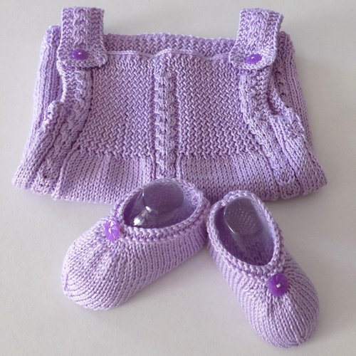 Layette , robe et chaussons ,tricotés main , coloris lilas , taille naissance/1 mois.