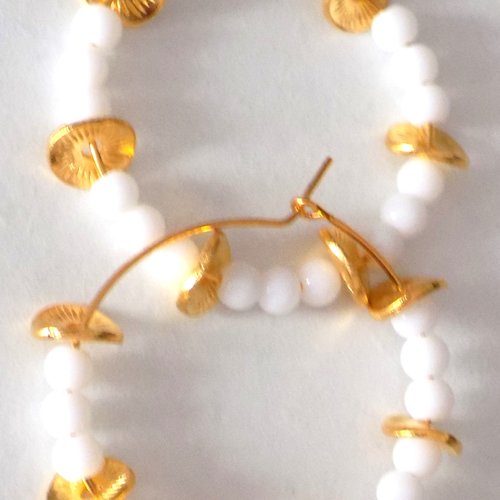 Boucles d'oreille créoles , perles blanches agate , perles ondulées dorées.