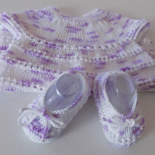 Layette , robe et chaussons , tricotés main, coloris blanc/mauve, t:prémas/naissance.