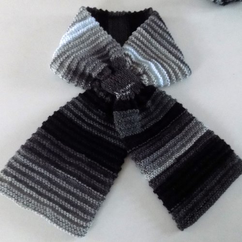 Echarpe , tour de cou à passant ,tricoté main, coloris tons de gris et blanc.