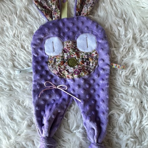 Doudou plat et son attache tetine