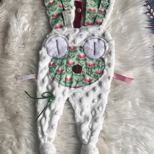 Doudou plat et son attache tetine