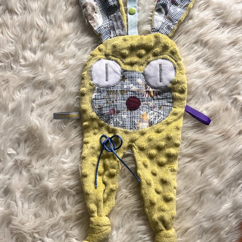 Doudou plat et son attache tetine