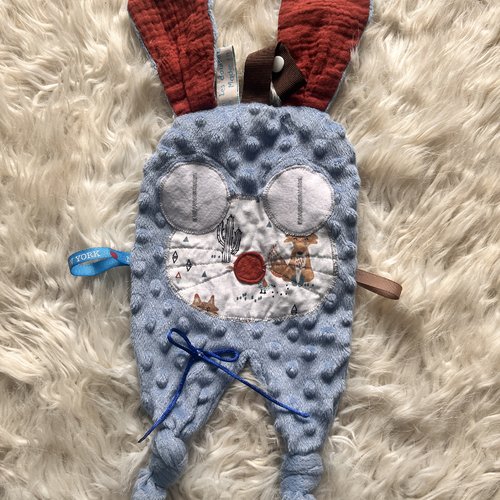 Doudou plat et son attache tetine