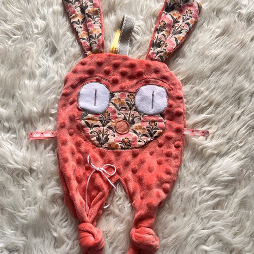 Doudou plat et son attache tetine