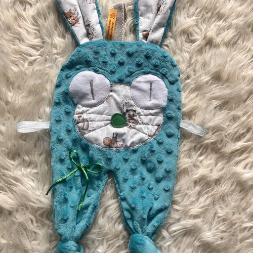 Doudou plat et son attache tetine