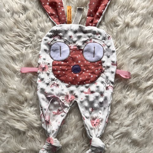 Doudou plat et son attache tetine