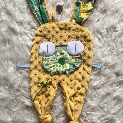 Doudou plat et son attache tetine