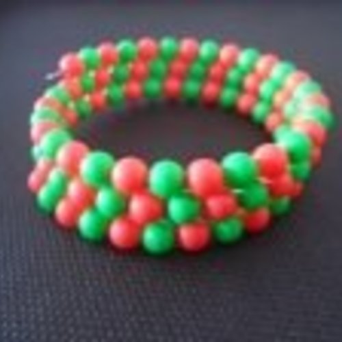 Bracelet fil mémoire de forme perles vertes et rouge fluo 