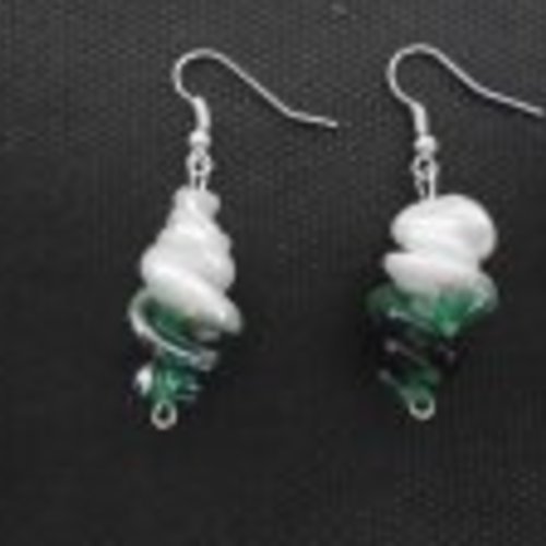 Boucles d'oreilles tornade blanc et vert en verre