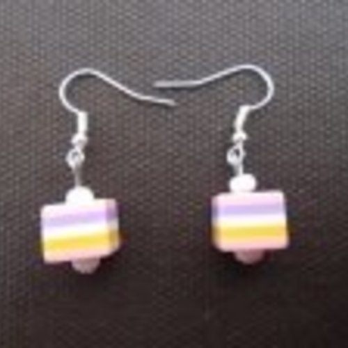 Boucles d'oreilles cube rayures rose, violet, orange et blanc et perles de rocailles blanc
